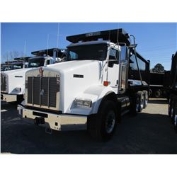 2018 KENWORTH T800 DUMP, VIN/SN:1NKDL40X6JJ203689 - TRI-AXLE, 500 HP CUMMINS X15 ENGINE, ALLISON 450