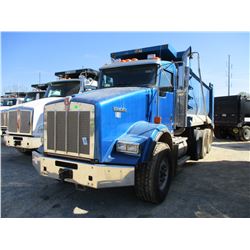 2011 KENWORTH T800 DUMP, VIN/SN:1NKDXBTX7BJ281310 - TRI-AXLE, 475 HP CAT C15 ENGINE, 8LL TRANS, 46K 