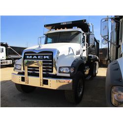 2017 MACK GU713 DUMP, VIN/SN:1M2AX07C5HM036574 - TRI-AXLE, 455 HP MACK MP8 ENGINE, ALLISON 4500 RDS 