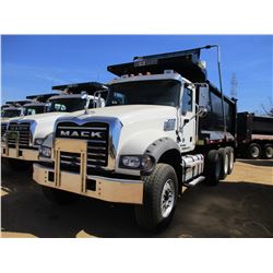 2017 MACK GU713 DUMP, VIN/SN:1M2AX07C6HM061434 - TRI-AXLE, 455 HP MACK MP8 ENGINE, ALLISON 4500 RDS 