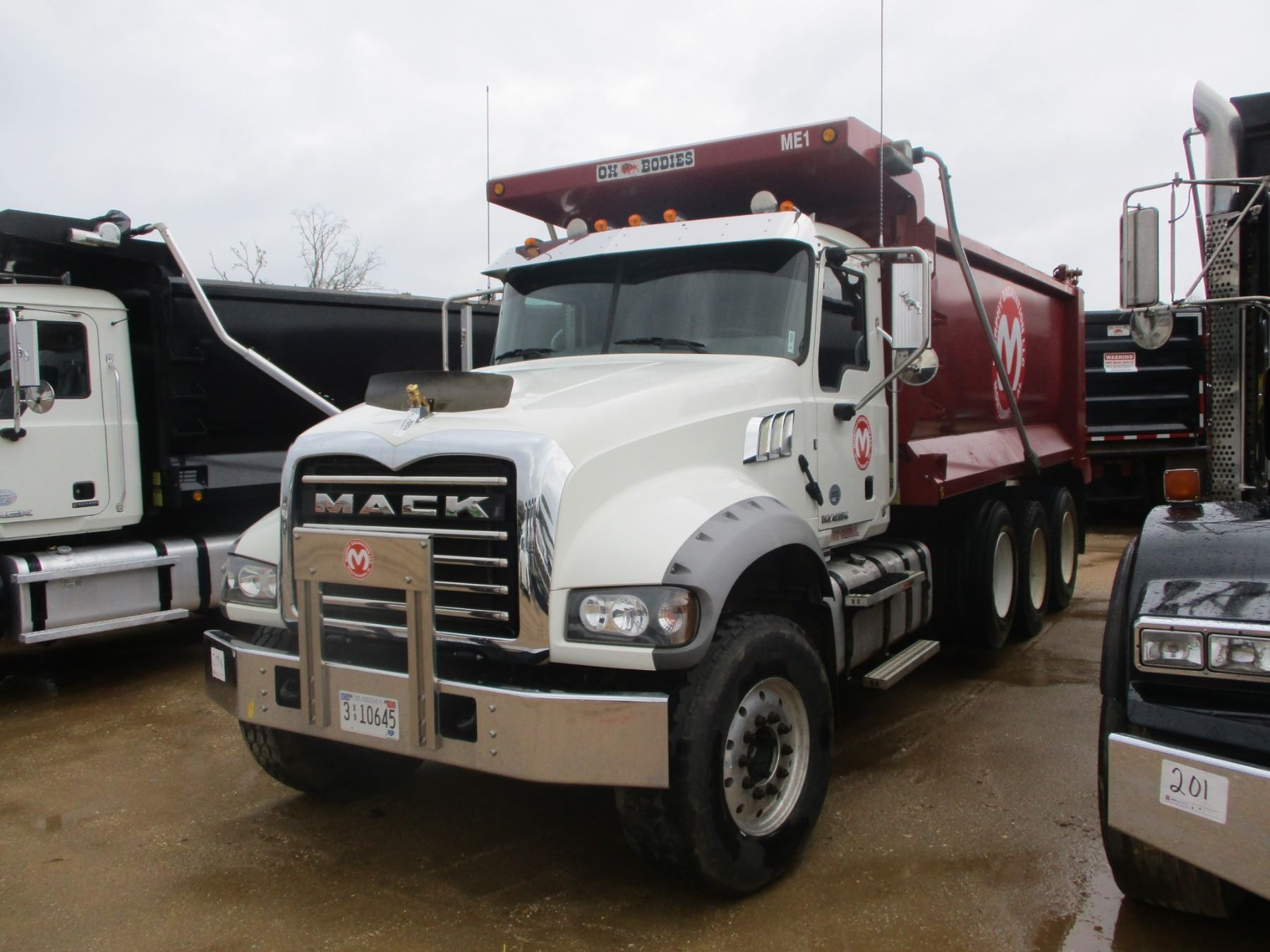 2015 MACK GU713 DUMP, VIN/SN1M2AX09C4FM0252235 TRIAXLE. 425HP MP 8