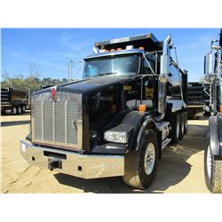 2013 KENWORTH T800 DUMP, VIN/SN:1NKDX4TX3DT355708 - TRI-AXLE, 455 HP PACCAR MX-13 ENGINE, 8LL TRANS,