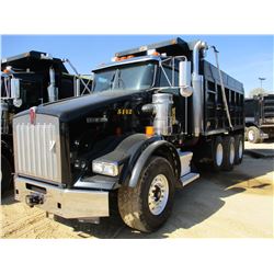 2015 KENWORTH T800 DUMP, VIN/SN:1NKDGGGG70J485142 - TRI-AXLE, GLIDER KIT, 475 HP CAT C15 ENGINE, 8LL