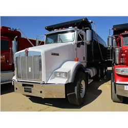 2010 KENWORTH T800 DUMP, VIN/SN:1NKDL40X4AJ263101 - TRI-AXLE, 485 HP CUMMINS ISX ENGINE, 13 SPEED TR