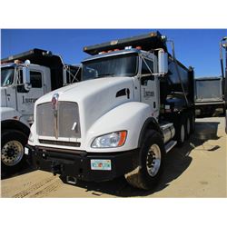 2013 KENWORTH T440 DUMP, VIN/SN:1NKBX5TX8DJ365227 - TRI-AXLE, 370 HP CUMMINS ISL9 ENGINE, ALLISON 45