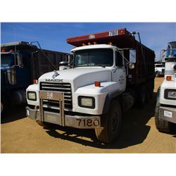 2002 MACK RD688S DUMP, VIN/SN:1M2P324C32M060366 - TRI-AXLE, E7-460 MACK DIESEL ENGINE, ALL TRANS, 44
