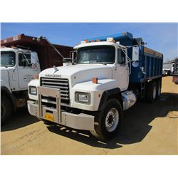 2001 MACK RD688S DUMP, VIN/SN:1M2P267C91M058030 - T/A, MACK E7-350 ENGINE, 8LL TRANS, 15' WARREN STE