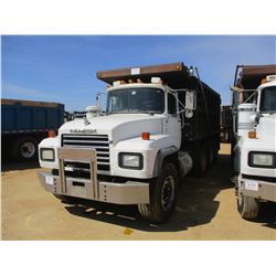 2001 MACK RD688S DUMP, VIN/SN:1M2P267CX1M058036 - TRI AXLE, E7-350 MACK ENGINE, 8LL TIRES, 44K REARS