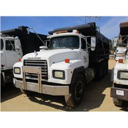 1993 MACK RD688S DUMP, VIN/SN:2M2P267C8PC014268 - TRI-AXLE, MACK DIESEL ENGINE, 8LL TRANS, 44K REARS