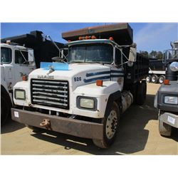 1992 MACK RD688S DUMP, VIN/SN:1M2P267Y9NM011680 - T/A, MACK DIESEL ENGINE, 9 SPEED TRANS, 16' OX BOD