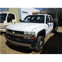 2001 GMC 3500 FLATBED, VIN/SN:1GBJC33U01F182703 - S/A, DUALLY, GAS ENGINE, A/T, FLATBED BODY, ODOMET