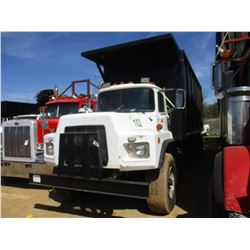 1981 MACK R686ST DEBRIS TRUCK, VIN/SN:1M2N178Y8BA071221 - TRI-AXLE, MACK DIESEL ENGINE, 8LL TRANS, P
