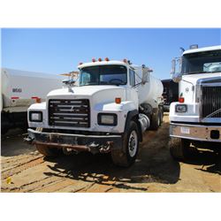 1998 MACK RD690S WATER TRUCK, VIN/SN:1M2P264C9WM025296 - EM7 300 ENGINE, 7 SPD TRANS, 38K REARS, LED