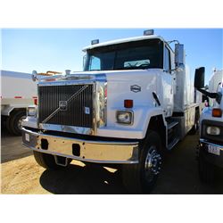 1999 VOLVO ACL64F FUEL & LUBE TRUCK, VIN/SN:4VSCBJH4XN520122 - T/A, 435 HP CUMMINS N14 ENGINE, 8LL T