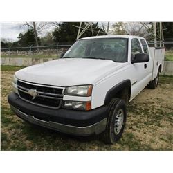 2006 CHEVROLET C2500 SERVICE TRUCK, VIN/SN:1GCHC29U86E192419 - EXT CAB, V8 GAS ENGINE, A/T, READING 