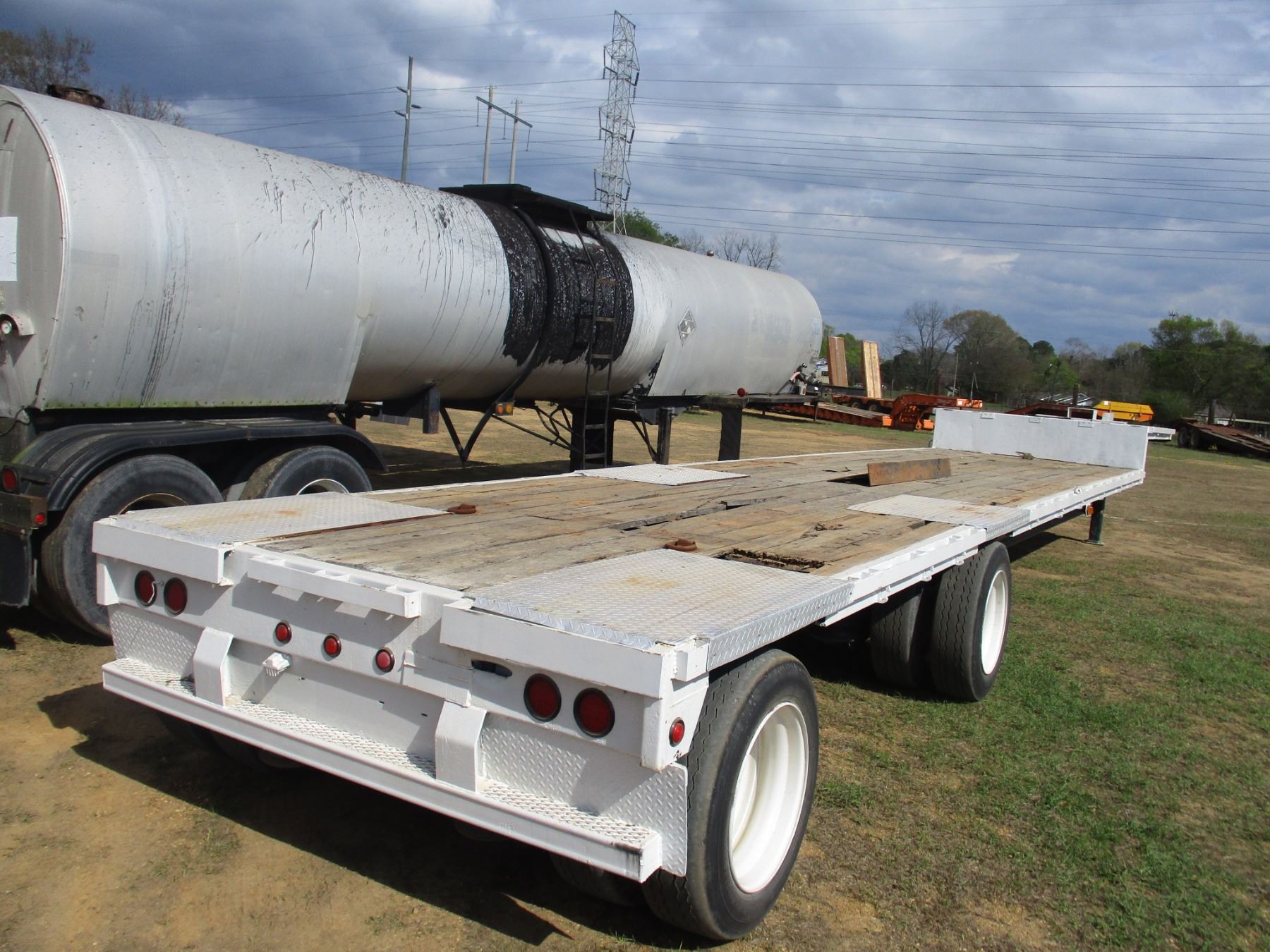 STEPDECK TRAILER, T/A, SPREAD AXLE, 50' LENGTH, 104" WIDE, 255/70R22