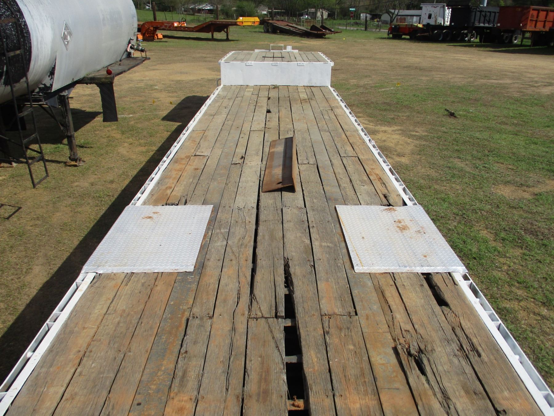 STEPDECK TRAILER, T/A, SPREAD AXLE, 50' LENGTH, 104" WIDE, 255/70R22