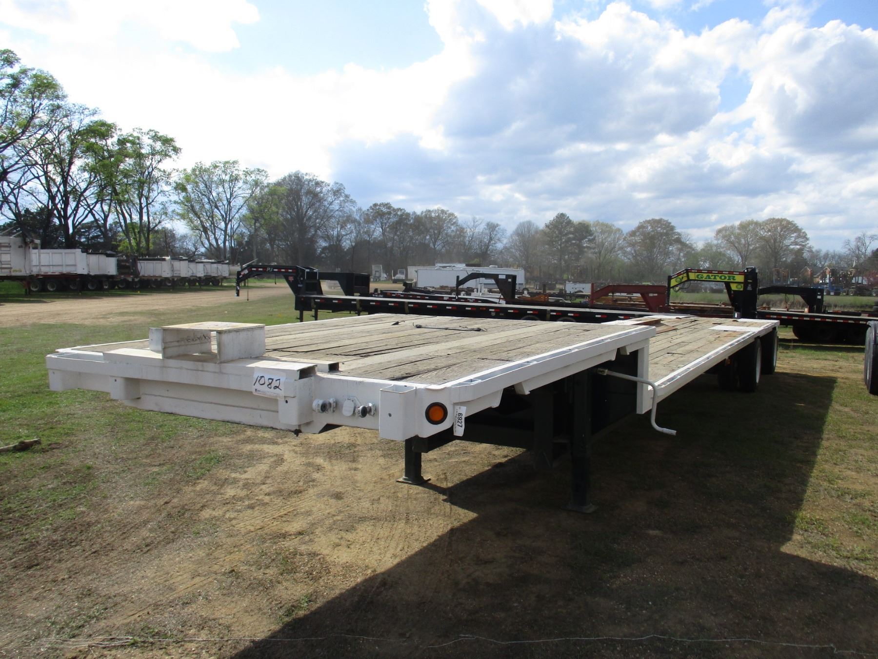 STEPDECK TRAILER, T/A, SPREAD AXLE, 50' LENGTH, 104" WIDE, 255/70R22