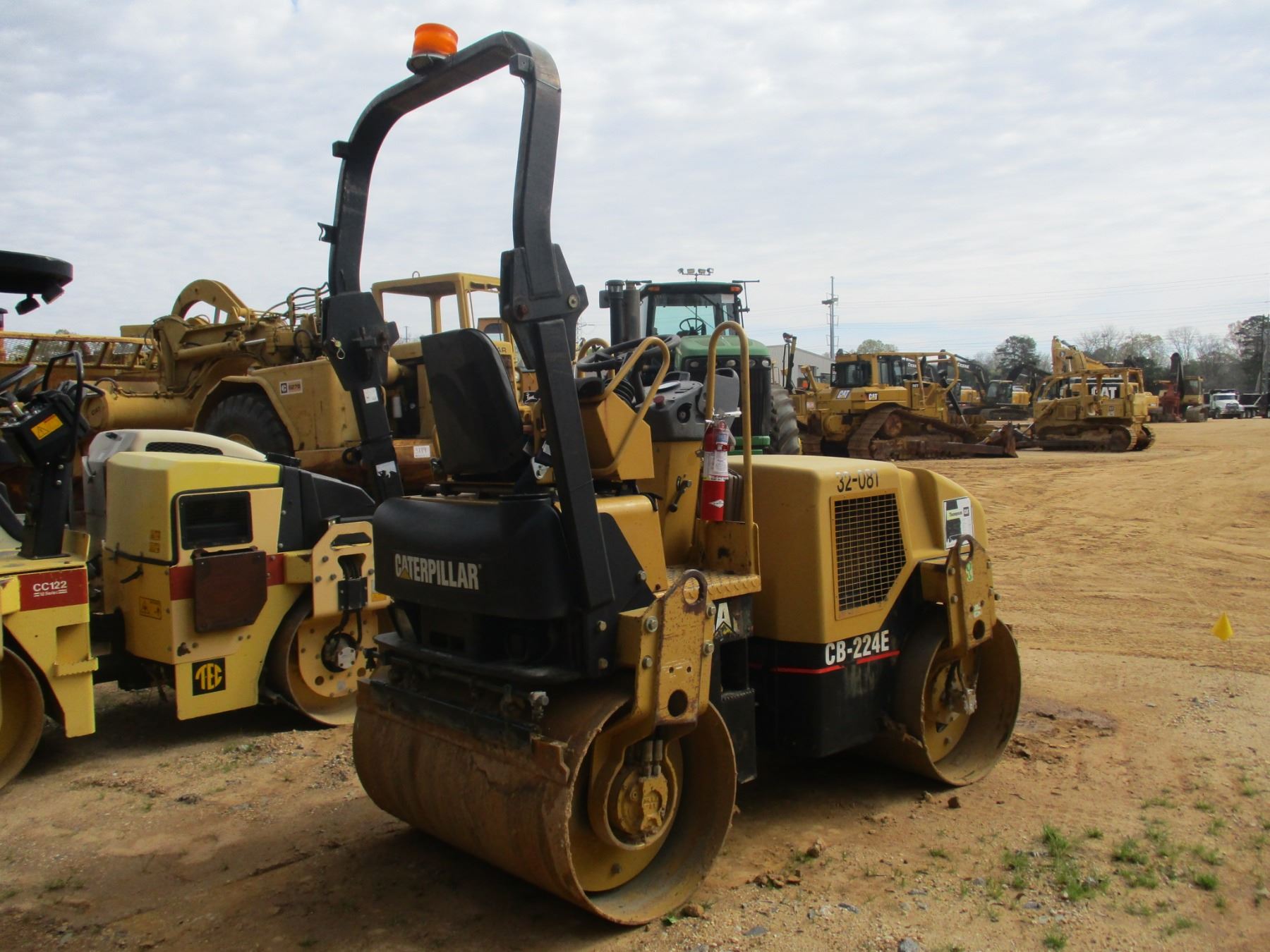 2007 CAT CB224E ROLLER VIN SN 22402945 TANDEM VIBRATORY 2007 CAT CB224E ROLLER VIN SN 22402945 TANDEM VIBRATORY