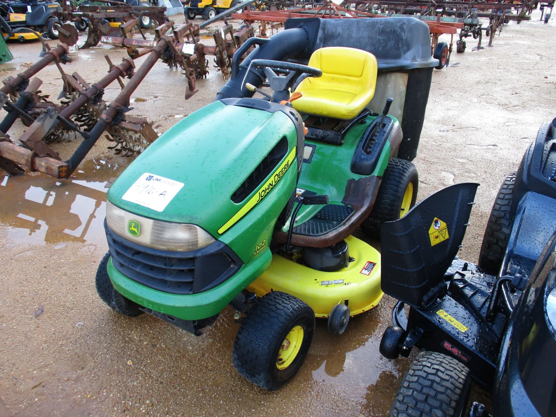 JOHN DEERE 102 RIDING MOWER, 42", W/GRASS CATCHER
