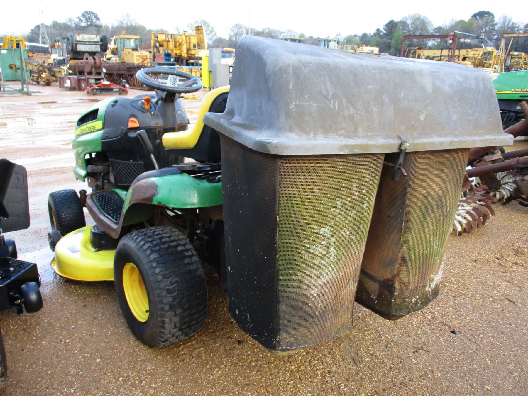 JOHN DEERE 102 RIDING MOWER, 42", W/GRASS CATCHER