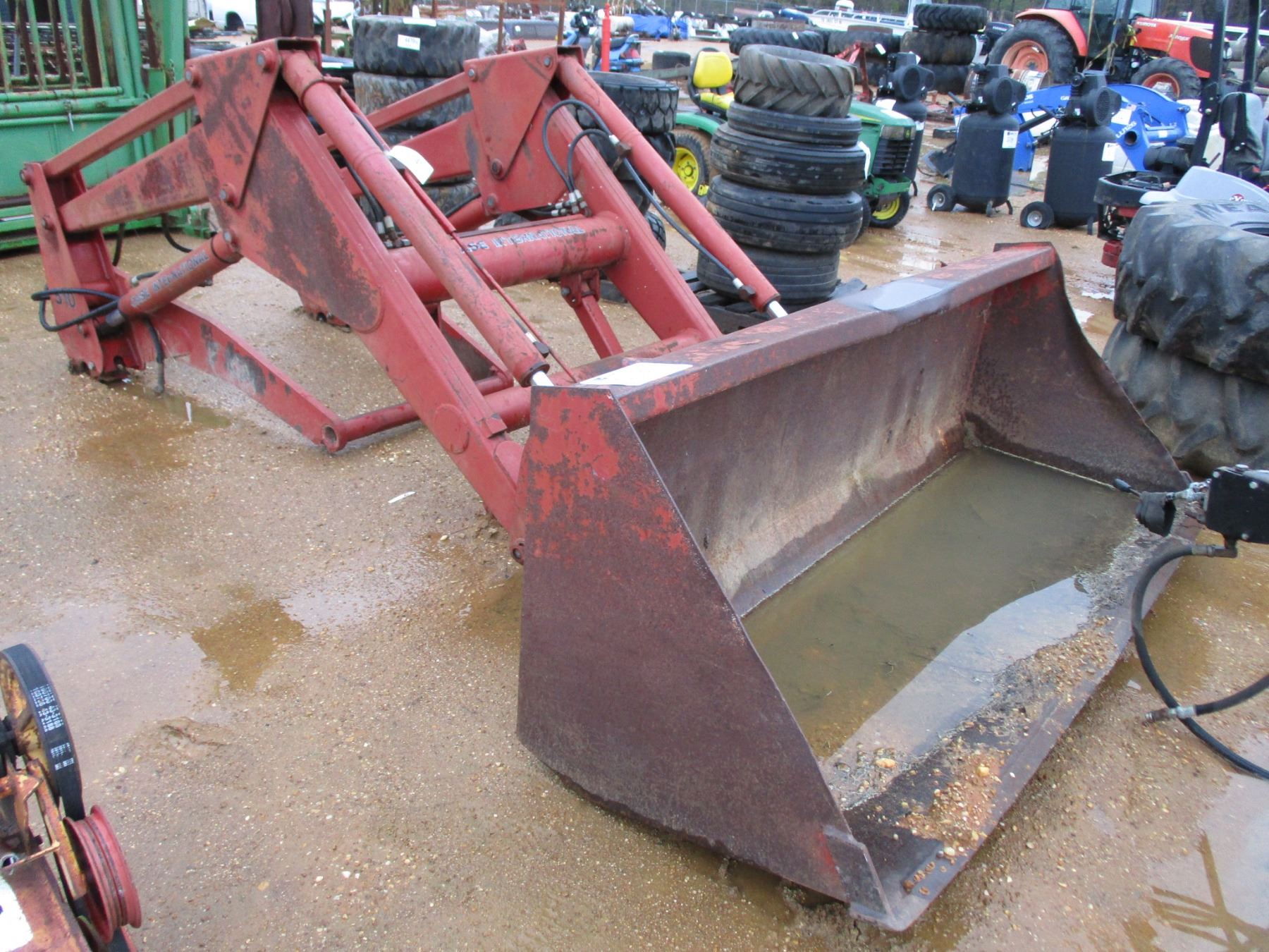 CASE INTERNATIONAL FRONT END LOADER FITS FARM TRACTOR