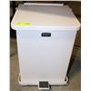 Image 1 : SMALL RUBBER MAID GARBAGE CAN
