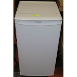 DANBY DESIGNER 3.2 CU.FT COMPACT FRIDGE  33"X17"