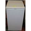 Image 1 : DANBY DESIGNER 3.2 CU.FT COMPACT FRIDGE  33"X17"