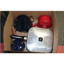 SET OF 2 ENAMELED COOKWEAR, SQUARE