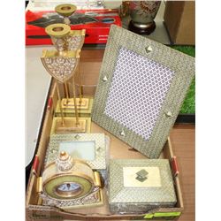 FLAT WITH MATCHING VANITY DECOR INCL CLOCK ,