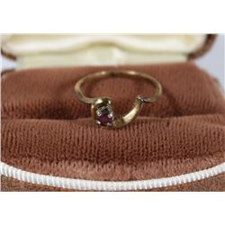 ANTIQUE GOLD & RUBY LADIES RING - SIZE 4 1/2