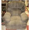 Image 1 : LARGE FABRIC RECLINER