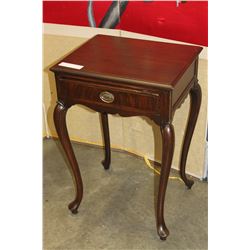 QUEEN ANNE ENDTABLE WITH DRAWER