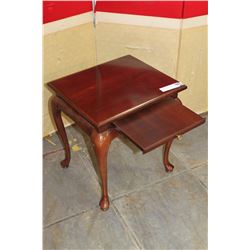 QUEEN ANNE ENDTABLE WITH PULL OUT TRAY