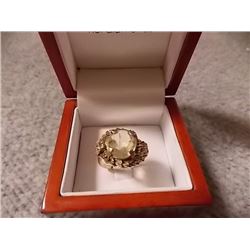 RING - FROM ESTATE - 10K YELLOW GOLD AND GEMSTONE - SZ 7.5 - 5.7GMS GVW
