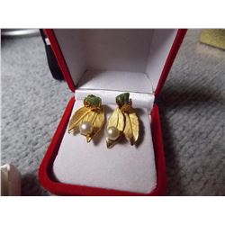 VINTAGE EARRINGS- SCREW BACK JADE GOLD STLYE