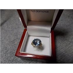 RING - 5CT ROUND FACETTED BLUE TOPAZ SET IN 10KT YELLOW GOLD SETTING - 4.45GRAMS - INCLUDES CERTIFIC