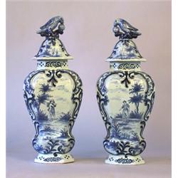 Urns with lids, a pair of