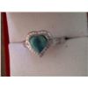Image 2 : RING - 1.7CT HEART FACETTED RICH GREEN EMERALD & 2 ROUND FACETTED ACCENT SHOULDER DIAMONDS IN STAMPE