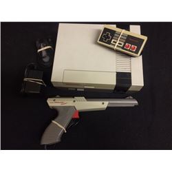 1985 NINTENDO VIDEO GAME SYSTEM W/ CONTROLLERS & LASER GUN
