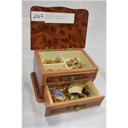 JEWELLERY BOX W/ LADIES BROACHES & JEWELLERY