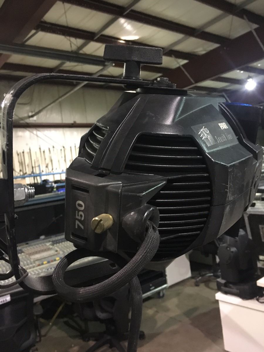 Source 4 Led Par ETC SOURCE FOUR PAR 750 LIGHT WITH CLAMP - Able Auctions