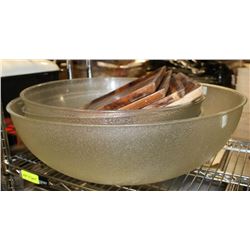 THREE LARGE SALAD BOWLS AND 4 WOOD PLATES