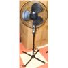 Image 1 : 3 SPEED OSCILLATING FLOOR FAN - BLACK