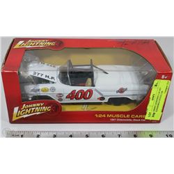 JOHNNY LIGHTNING 1:24 1957 OLDSMOBILE STOCK CAR