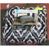 Image 1 : TWIN SIZE BLACK AND WHITE COMFORTER