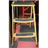 Image 1 : VINTAGE METAL STEPLADDER