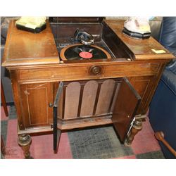 1942-1943 VICTROLA GRAMOPHONE (WORKING)