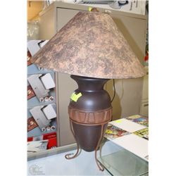 VINTAGE CERAMIC TABLE LAMP ON METAL STAND (28"H)